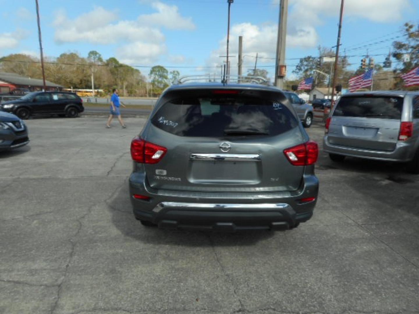 2017 GRAY NISSAN PATHFINDER S; SL; PL (5N1DR2MN9HC) , located at 1200 Cassat Avenue, Jacksonville, FL, 32205, (904) 695-1885, 30.302404, -81.731033 - Photo#3